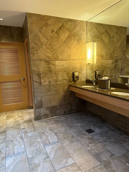 More Photos Of 385 Bell St, Dubuque Office For Sale