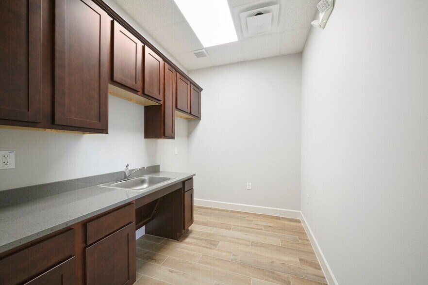 More Photos Of 855 Rockmead Dr, Kingwood Medical For Lease