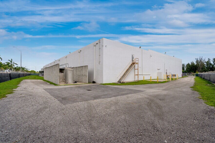 More Photos Of 12800 NW 38th Ave, Opa Locka Warehouse For Lease