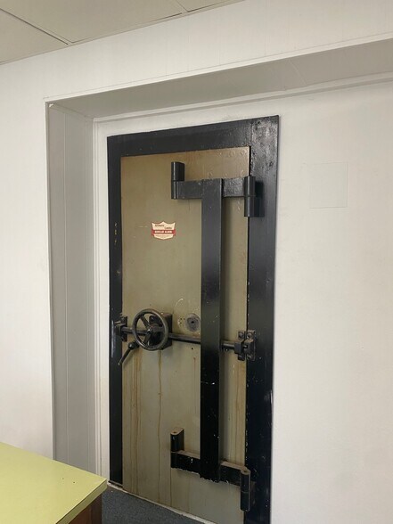 More Photos Of 105 Main st, Red Oak Office For Lease