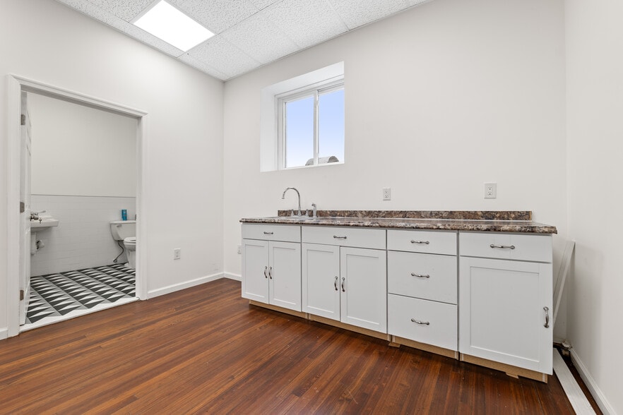 More Photos Of 48 Commerce St, Newark Office For Lease