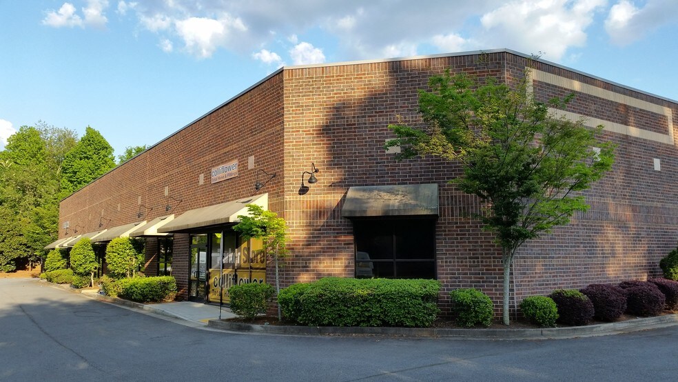 More Photos Of 1890 W Oak Pky, Marietta Showroom For Lease