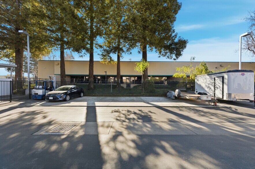 More Photos Of 521 Charcot Ave, San Jose Showroom For Sale