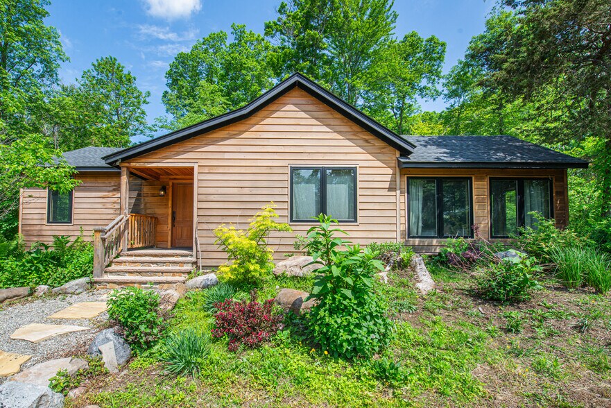 More Photos Of 62 Mount Pleasant Rd, Columbia Specialty For Sale