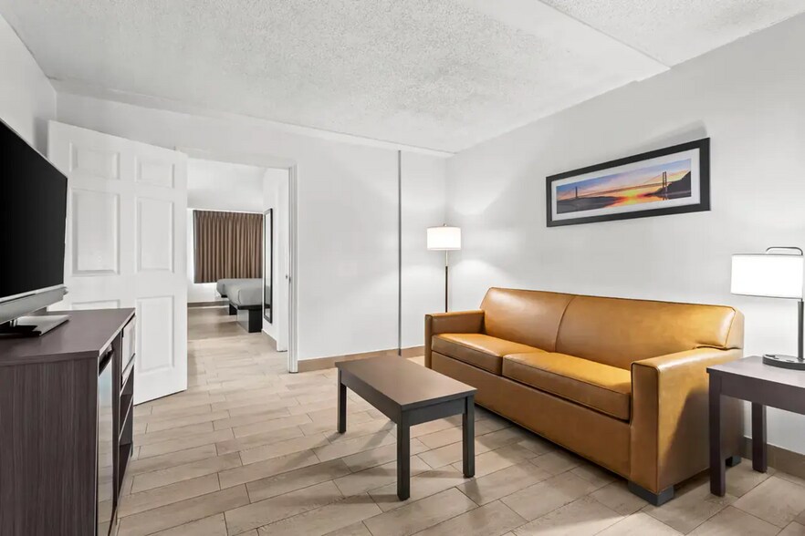 More Photos Of 1400 34th St N, Saint Petersburg Hotel For Sale