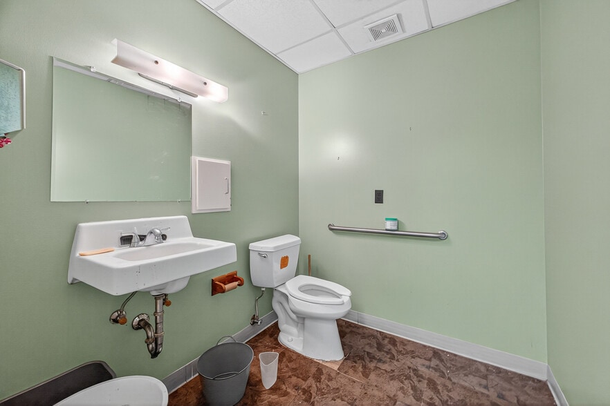 More Photos Of 1500 N Pace Blvd, Pensacola Freestanding For Sale