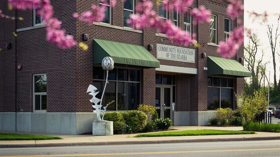 More Photos Of 425 E Trafficway St, Springfield Office For Sale