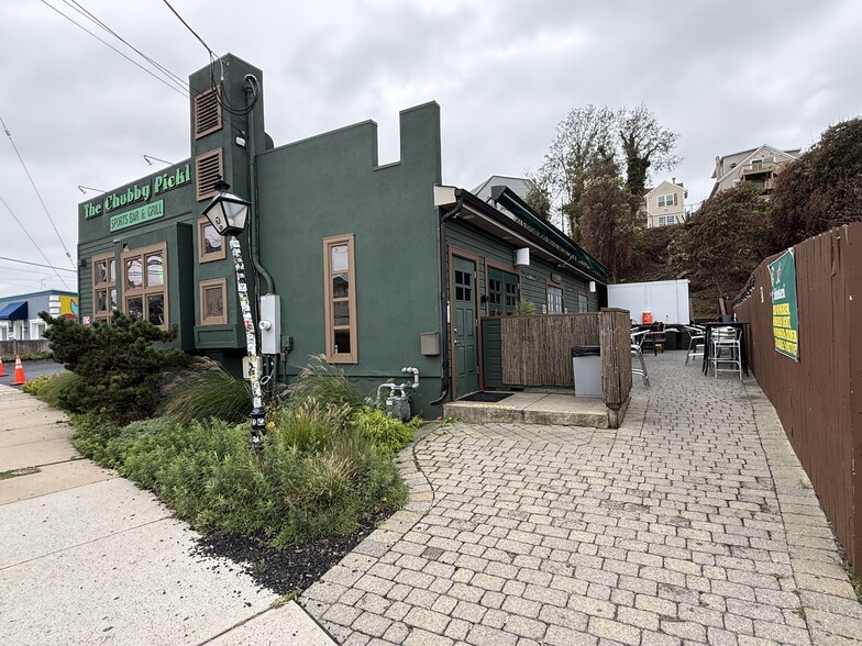 More Photos Of 23 Bay Ave, Highlands Bar For Sale