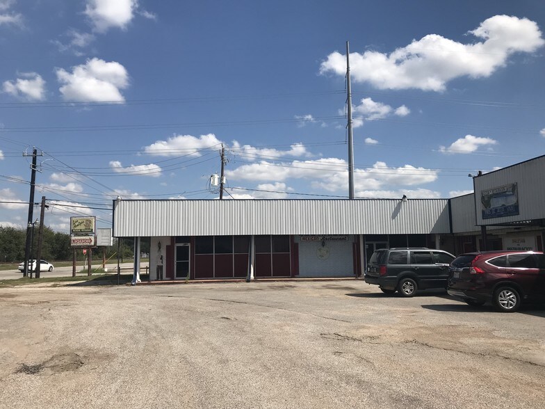 More Photos Of 1100 Main St, East Bernard Storefront For Lease