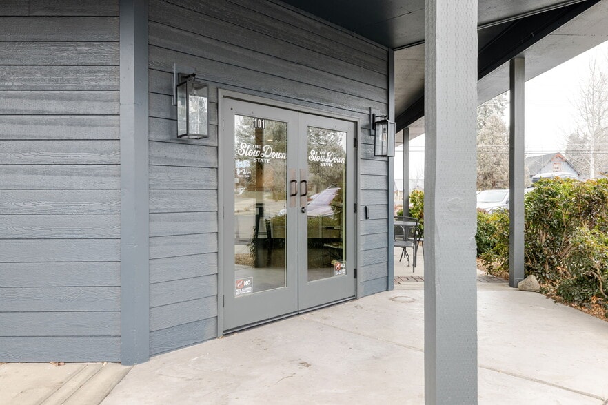 More Photos Of 192 E Main Ave, Sisters Storefront Retail Office For Lease