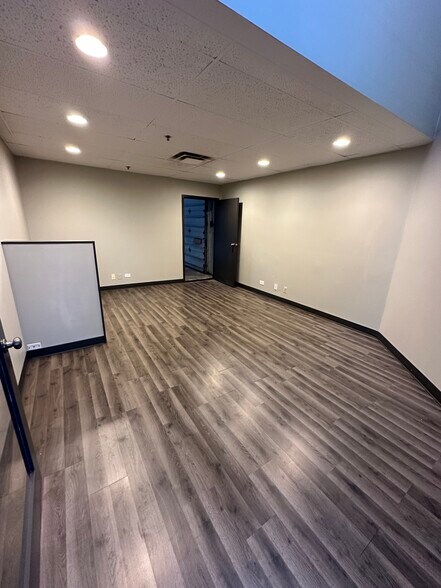 More Photos Of 15416-15420 S 70th Ct, Orland Park Warehouse For Lease