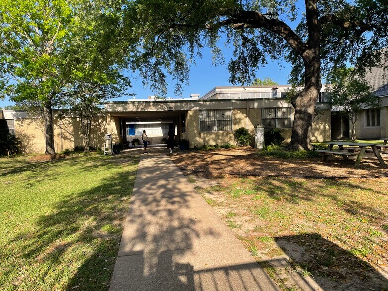 More Photos Of 522 Lindale St, Houston Religious Facility For Sale