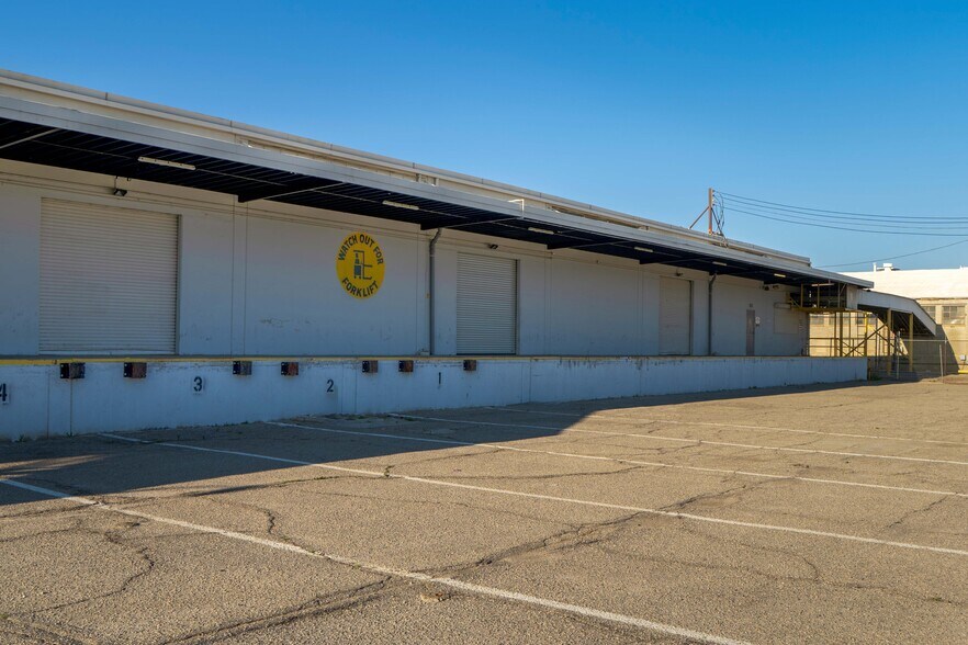 More Photos Of 82219 Market St, Indio Warehouse For Sale