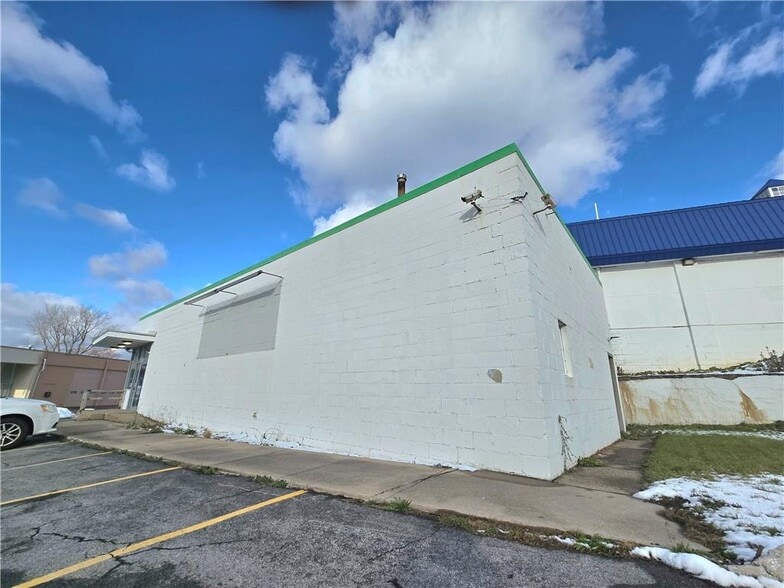 More Photos Of 2803 Brewerton Rd, Mattydale Freestanding For Sale
