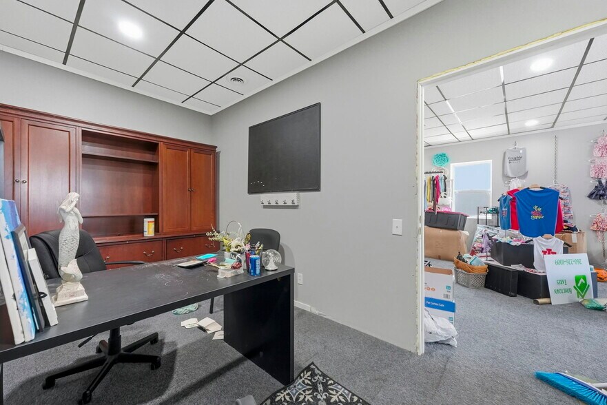 More Photos Of 115 E King St, Garrett General Retail For Sale