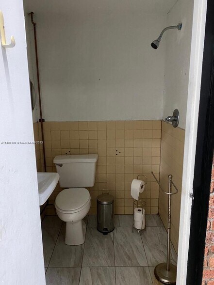 More Photos Of 8335-8349 NW 64th St, Miami Light Distribution For Sale