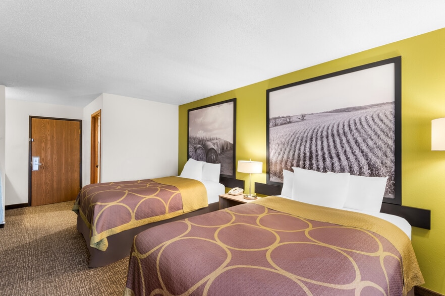More Photos Of 210 10th St SE, Oelwein Hotel For Sale