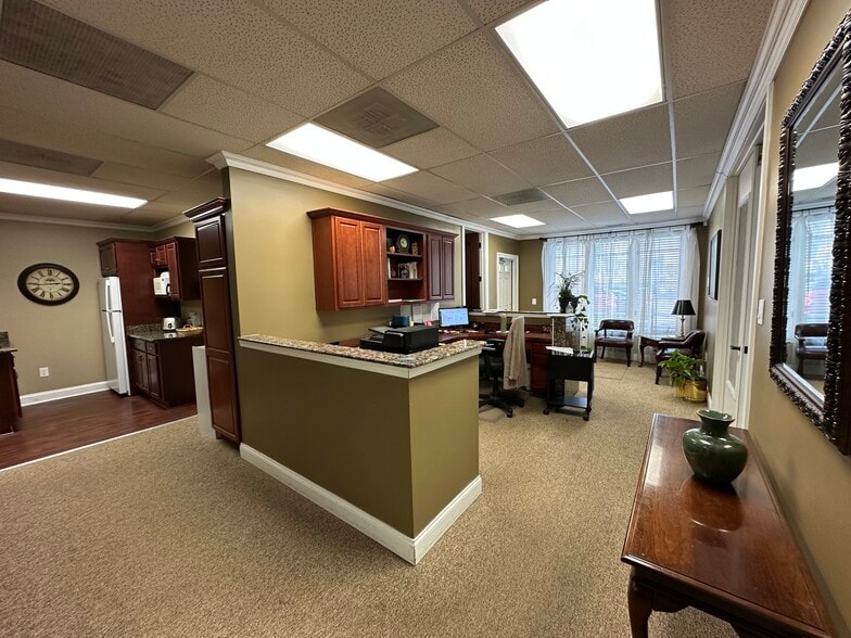 More Photos Of 31886 Northwestern Hwy, Farmington Office For Lease
