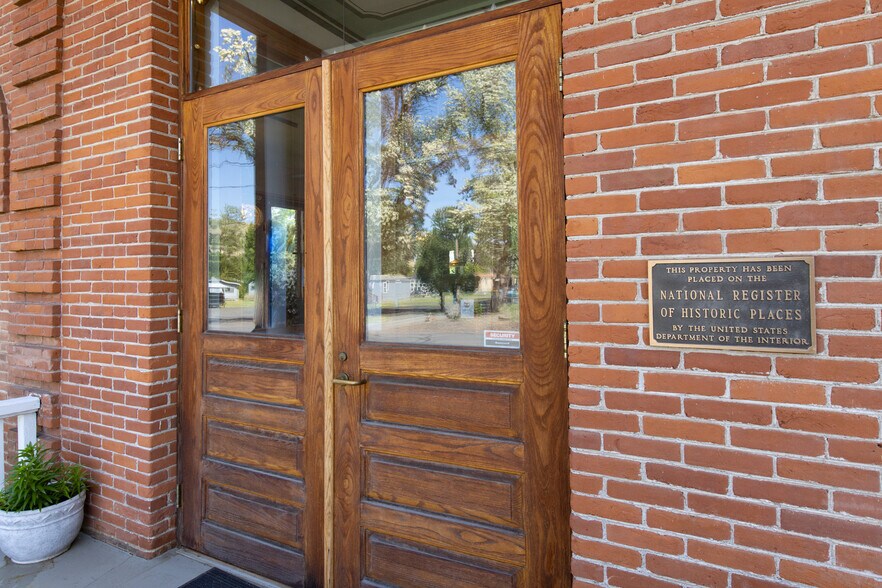 More Photos Of 40 SE Heimrich St, Dufur Hotel For Sale