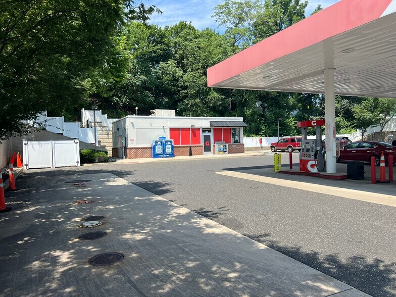 Primary Photo Of 424 York Rd, Willow Grove Service Station For Lease