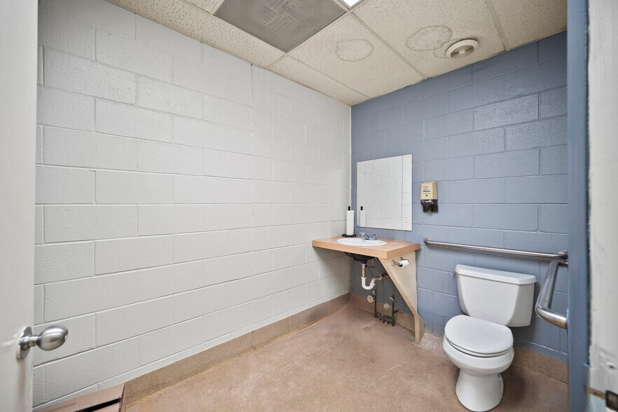 More Photos Of 5280 Edison Ave, Colorado Springs Veterinarian Kennel For Sale