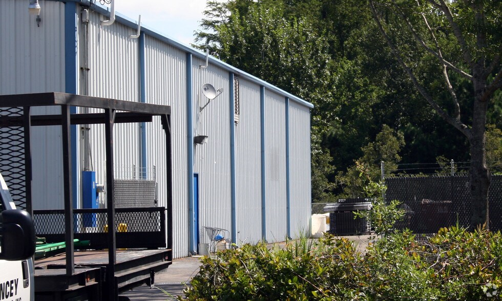 More Photos Of 9601 Sunbeam Center Dr, Jacksonville Warehouse For Sale