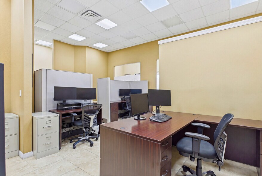 More Photos Of 1010 NE 9th St, Cape Coral Office For Sale