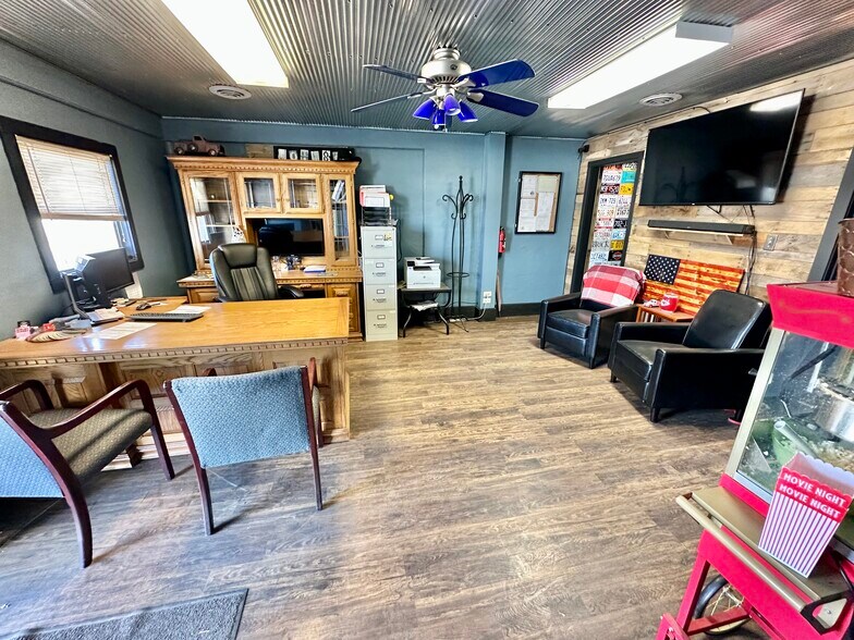 More Photos Of 104 N Orange St, Butler Freestanding For Lease