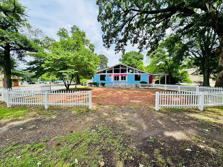 More Photos Of 685 N Jeff Davis Dr, Fayetteville Freestanding For Sale