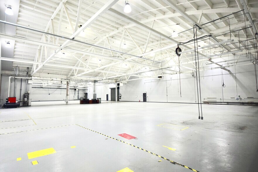 More Photos Of 2200 SE Mailwell Dr, Milwaukie Warehouse For Lease