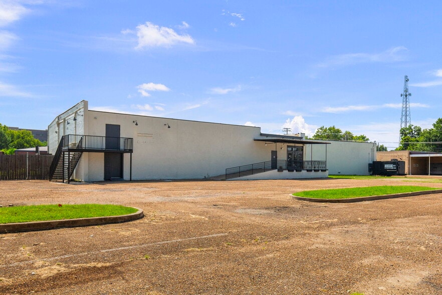 More Photos Of 110 E South St, Jackson Bar For Sale