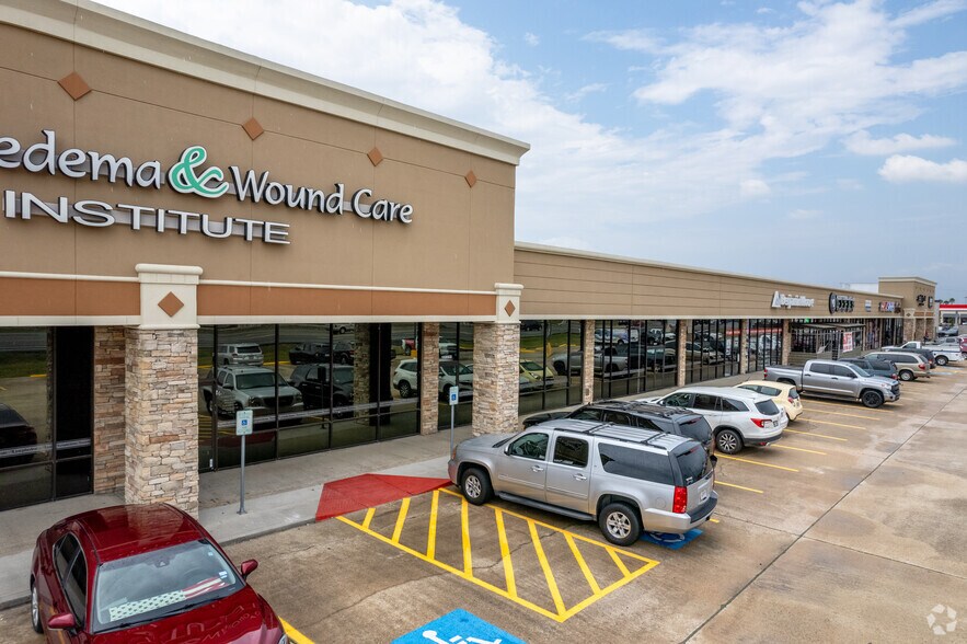 More Photos Of 103-133 Bay Area Blvd, Webster Unknown For Lease