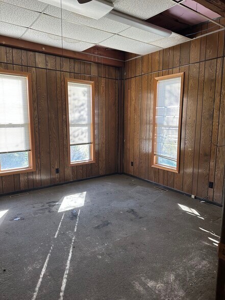 More Photos Of 1105 State St, Mound City Office For Sale