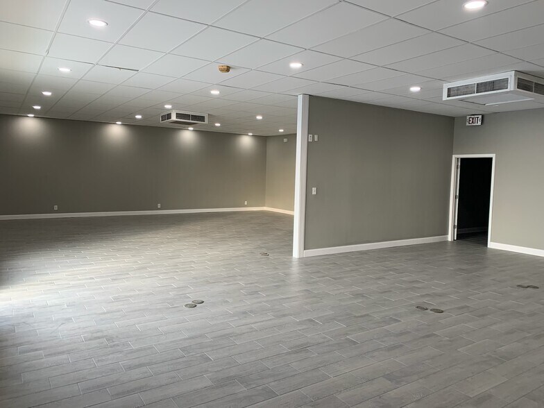 More Photos Of 101-111 Alpine Rd, Rockford Freestanding For Lease