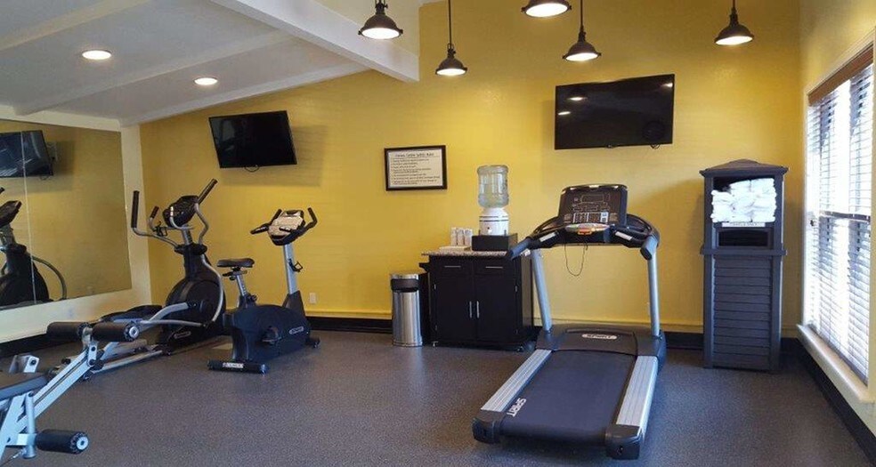 More Photos Of 701 Redwood Dr, Garberville Hotel For Sale