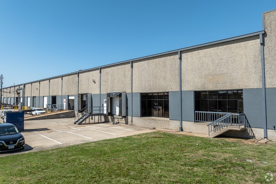 More Photos Of 12750 Perimeter Dr, Dallas Distribution For Lease