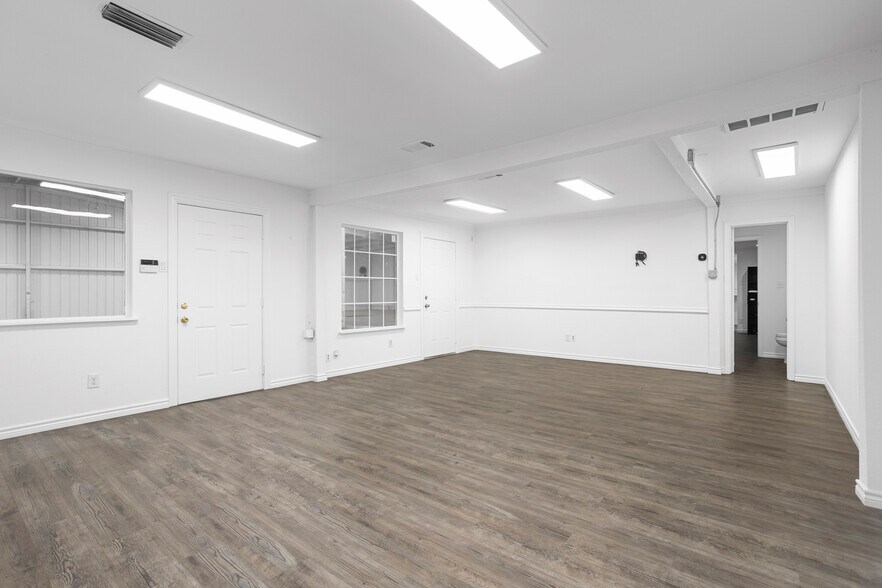 More Photos Of 6361 Singleton Blvd, Dallas Warehouse For Lease