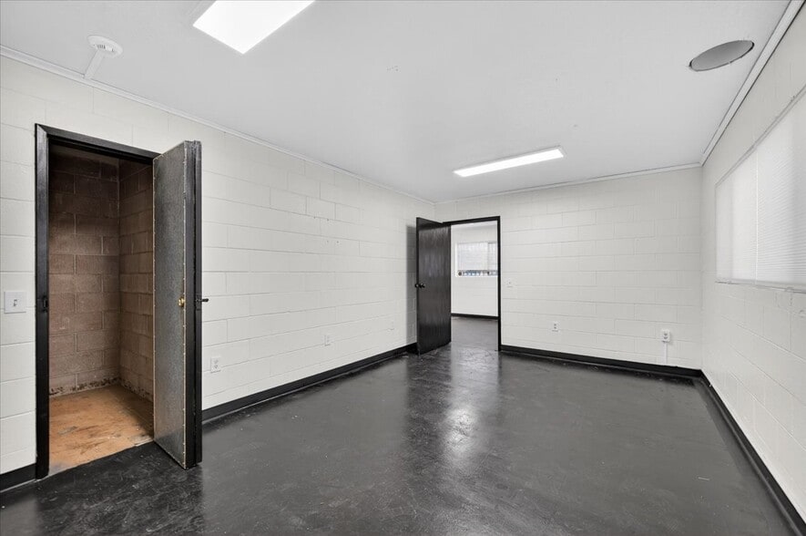 More Photos Of 749 N Plano St, Porterville Warehouse For Sale