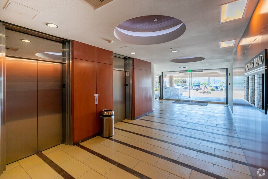 More Photos Of 2011 Palomar Airport Rd, Carlsbad Office For Lease