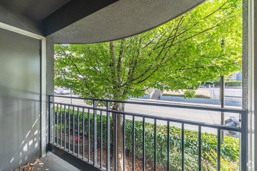 More Photos Of 4719 15th Ave NE, Seattle Apartments For Sale