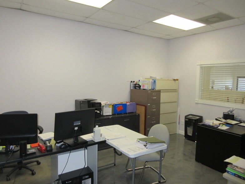 More Photos Of 15445 N Nebraska Ave, Lutz Warehouse For Lease