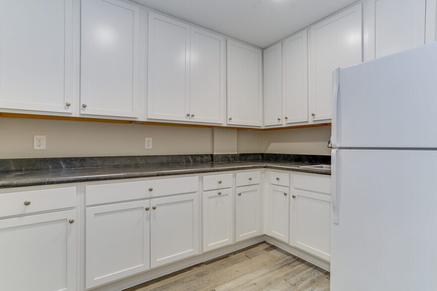 More Photos Of 1222 Executive Blvd, Chesapeake Showroom For Lease