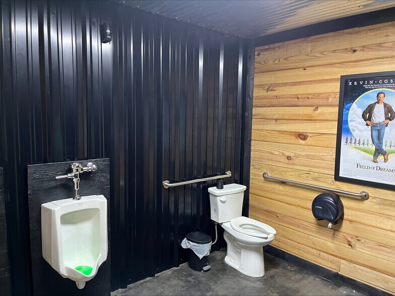 More Photos Of 7301 W 7th St, Texarkana Sports And Entertainment For Sale