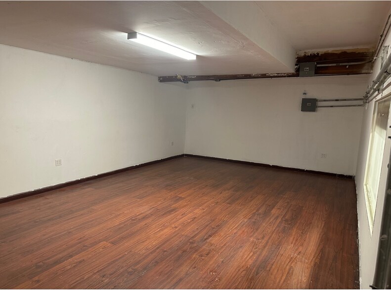 More Photos Of 21333 Deering Ct, Canoga Park Distribution For Sale