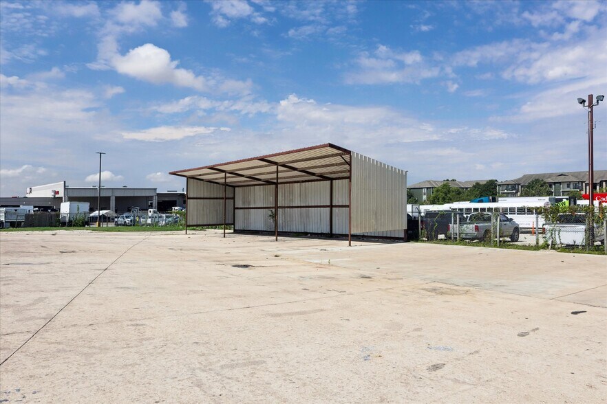 More Photos Of 16806 I-35 S, Buda Showroom For Lease