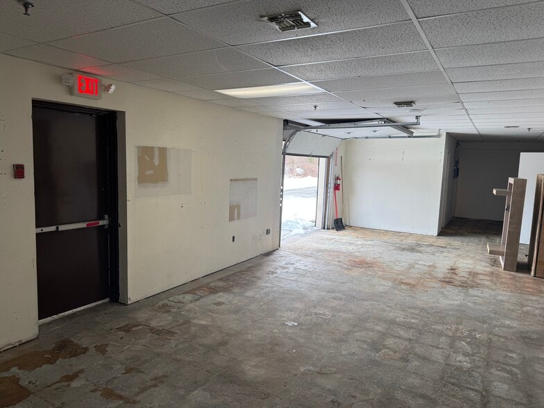 More Photos Of 29 Rocky Point Yaphank Rd, Rocky Point Storefront For Lease