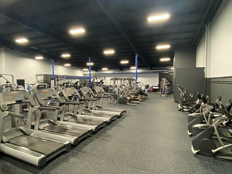 More Photos Of 465 W Commercial St, East Rochester Warehouse For Lease
