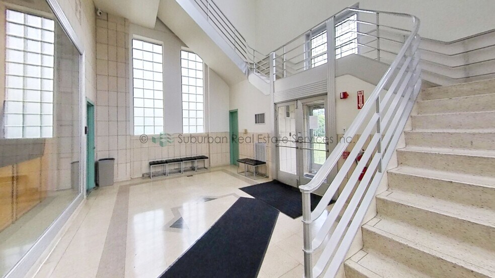 More Photos Of 901 N Batavia Ave, Batavia Showroom For Lease