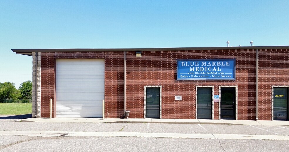 More Photos Of 1505-1509 Commerce St, Yukon Warehouse For Lease