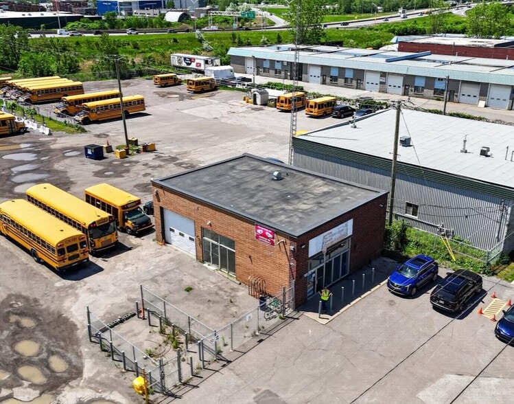More Photos Of 1180 Av Laplace, Laval General Retail For Lease